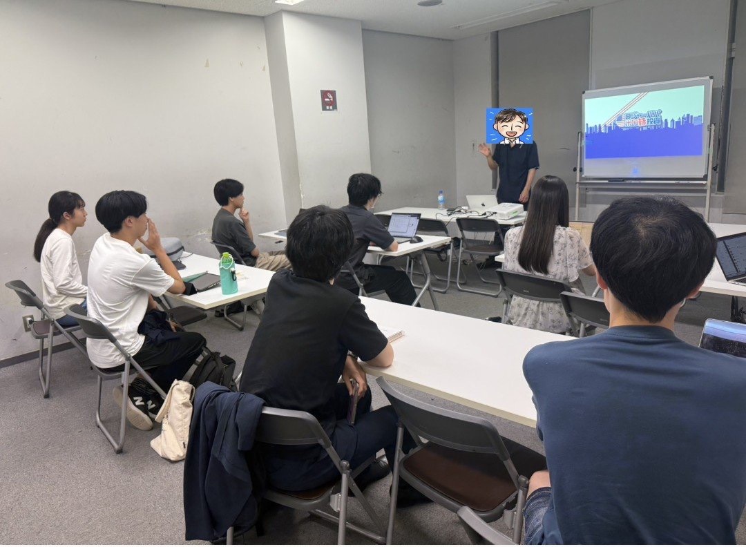 学生たちがロジャーパパさんの講義を聞く会場の様子